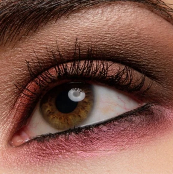 Mac Cranberry eyeshadow - Picture 2 of 10